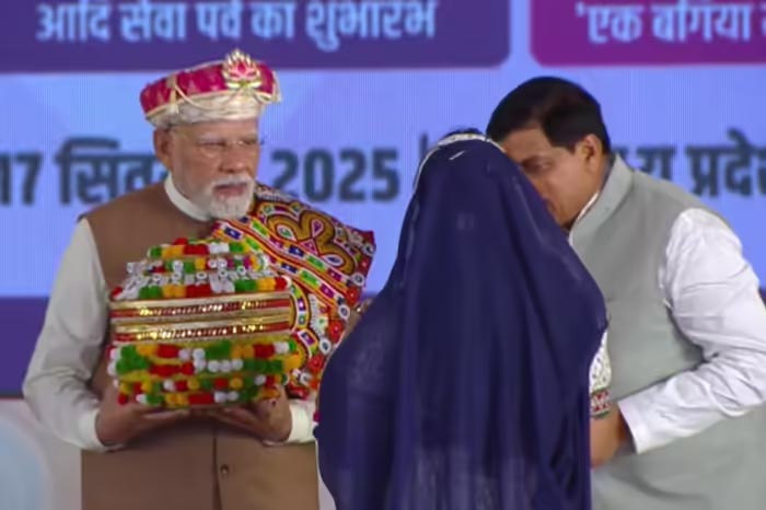 पीएम नरेंद्र मोदी को जन्मदिन पर मिले ये खास तोहफे, सीएम मोहन यादव ने दी भेंट 2 1758094655 Untitled 2 copy